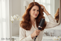 Mujer con cepillo secador voluminizador One-Step